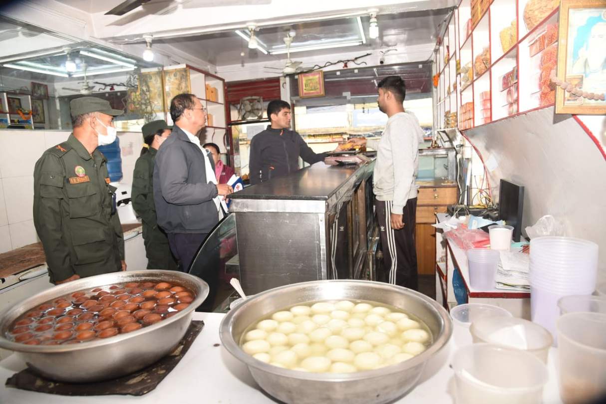 गुणस्तर मापदण्ड पूरा नगरेका मिठाइ पसललाई जरिवाना